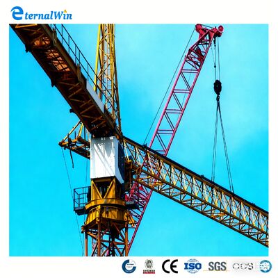 جرثقیل برج خودساخت کننده. جرثقیل ساختمانی کوچک.